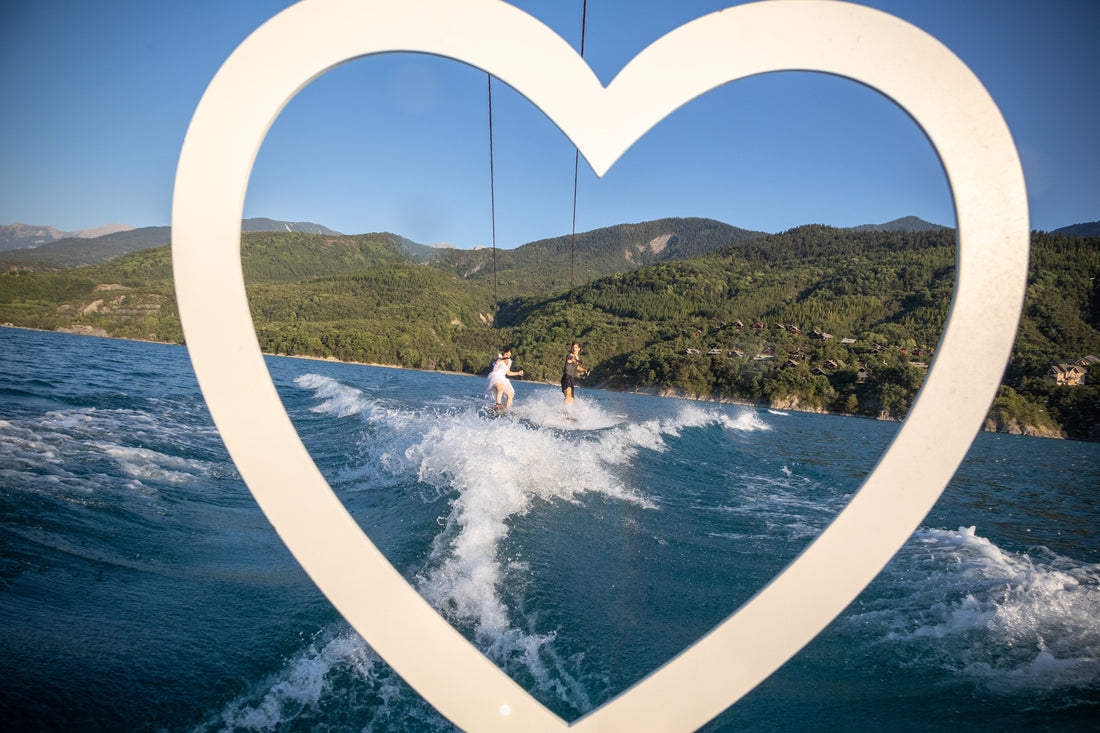les mariés sur la lac de serre poncon font du wake surf